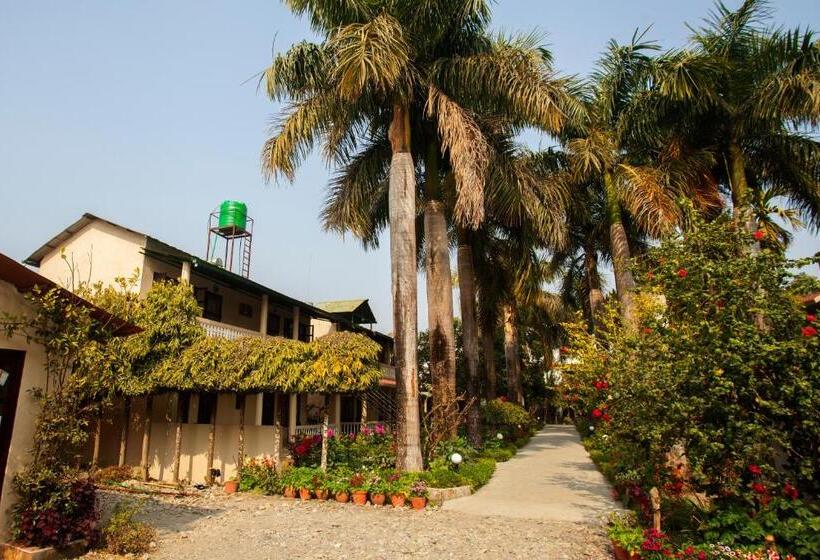 اتاق استاندارد با چشم‌انداز باغ, Sauraha Resort