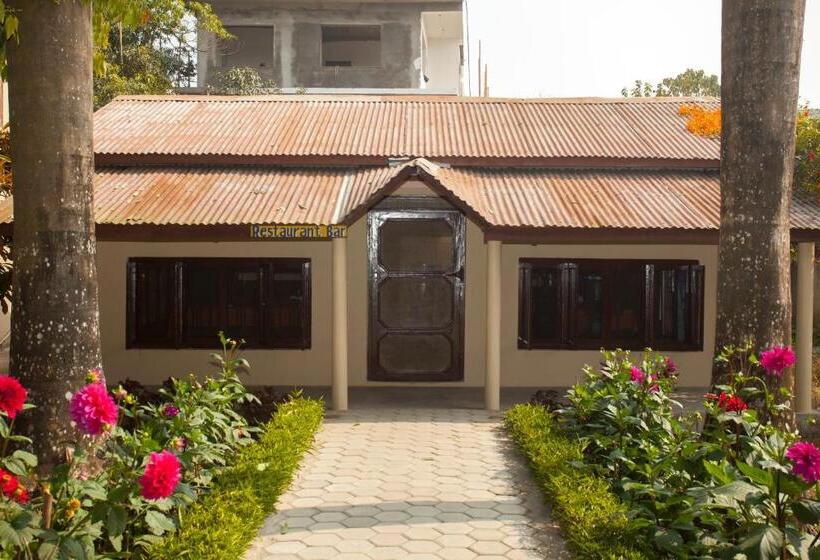 اتاق استاندارد با چشم‌انداز باغ, Sauraha Resort