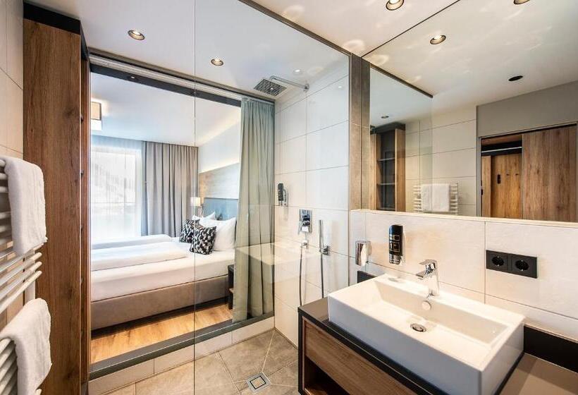 חדר סטנדרט לשלושה עם מרפסת, Modern Mountain