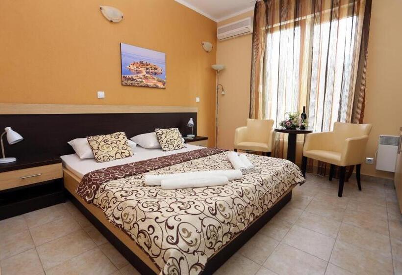 اتاق لوکس, Play