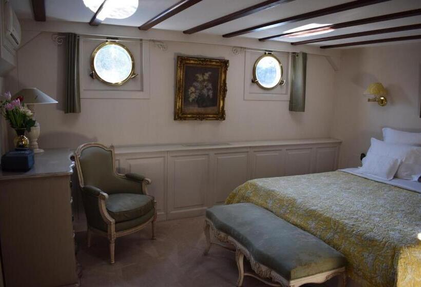 Deluxe room with river view, Aurora
