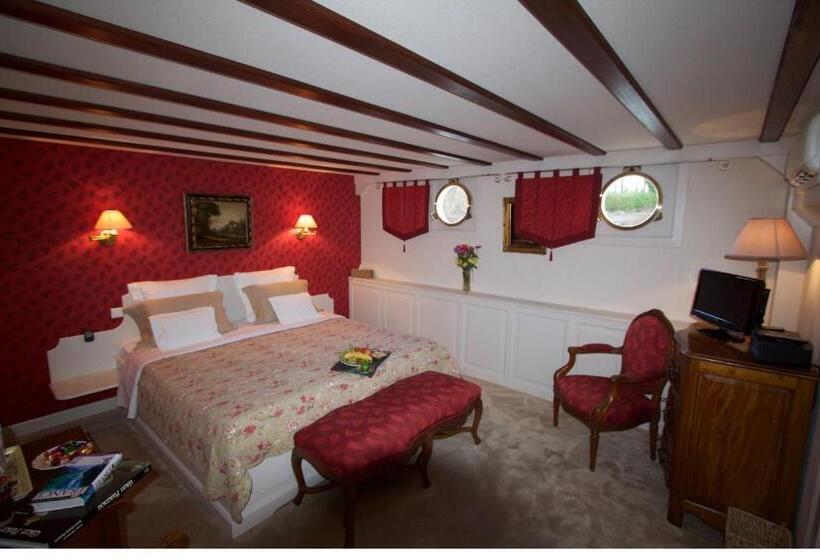 Deluxe room with river view, Aurora