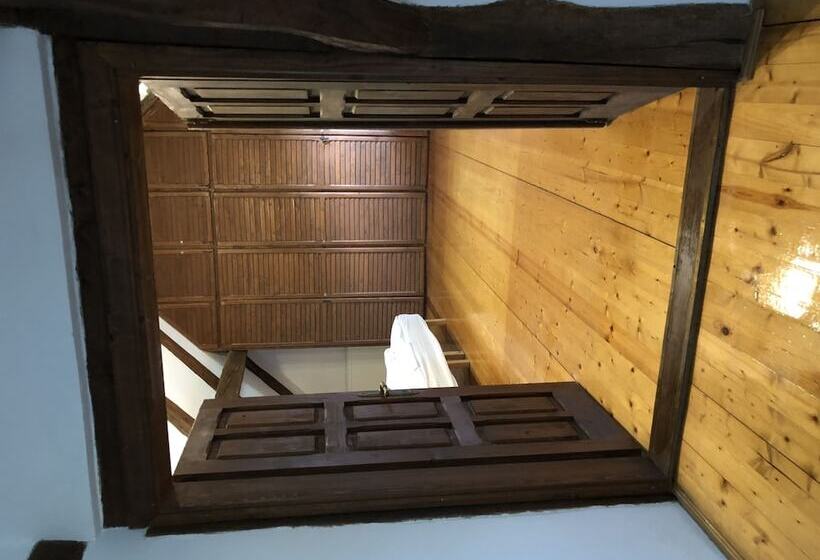 ガーデンビュースタンダードルーム, The Houses Of History  Anno 1830