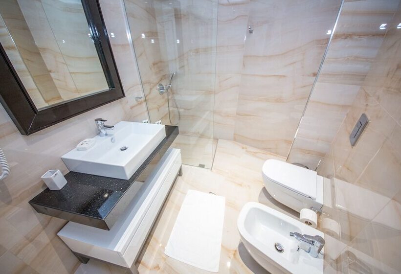 豪华三人间, Sole Luna