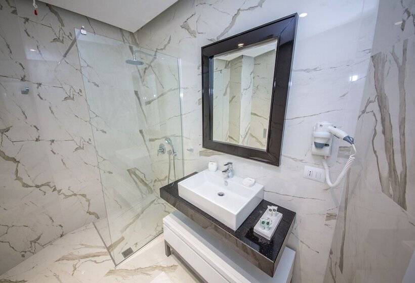 豪华三人间, Sole Luna