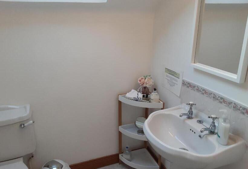 غرفة عائلية, Hawthorn Lodge