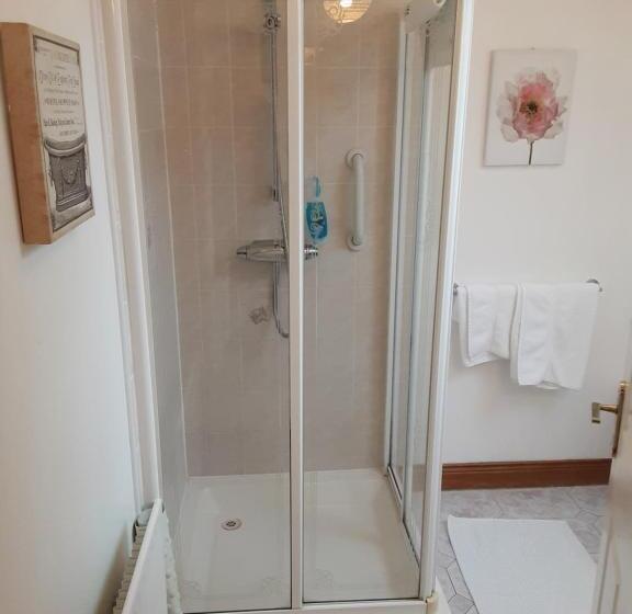 غرفة عائلية, Hawthorn Lodge