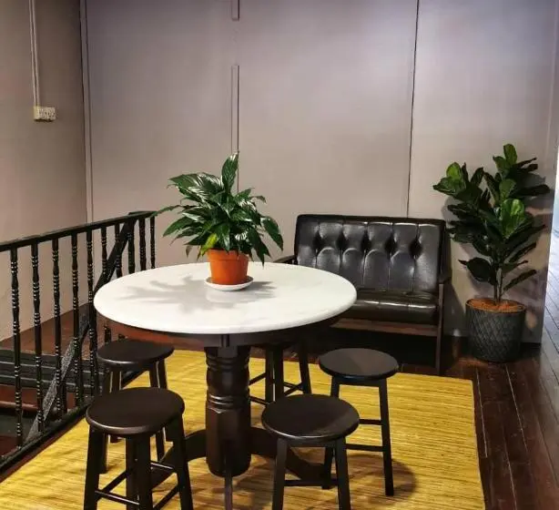 اتاق اکونومی, Treehouse Hostel