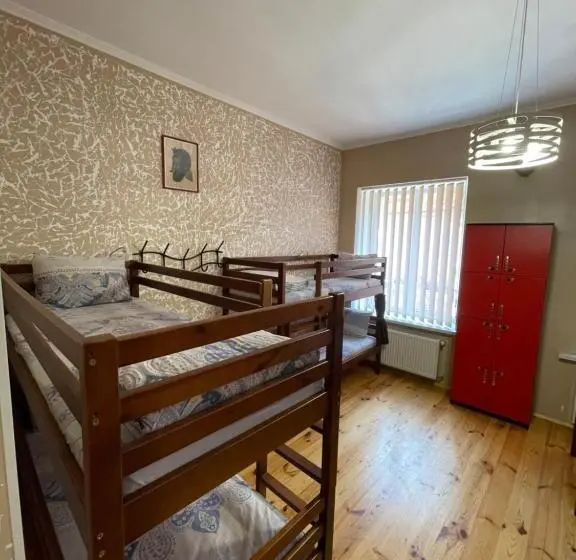 تختخواب در اتاق مشترک, Sweet Hostel
