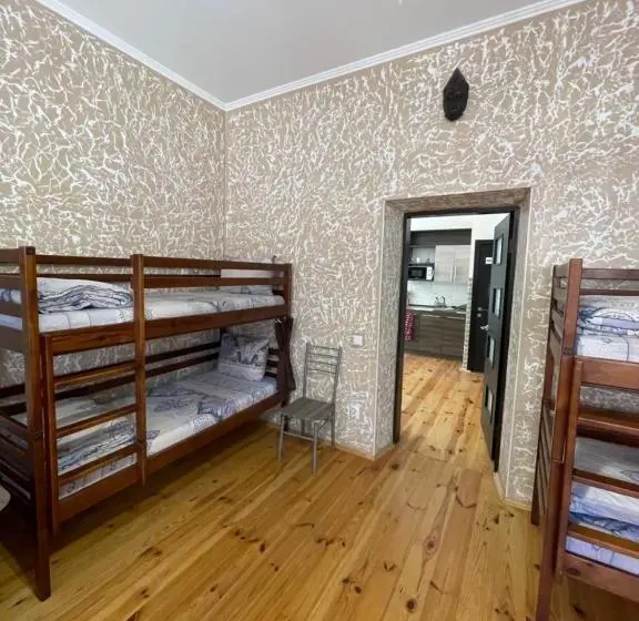 تختخواب در اتاق مشترک, Sweet Hostel