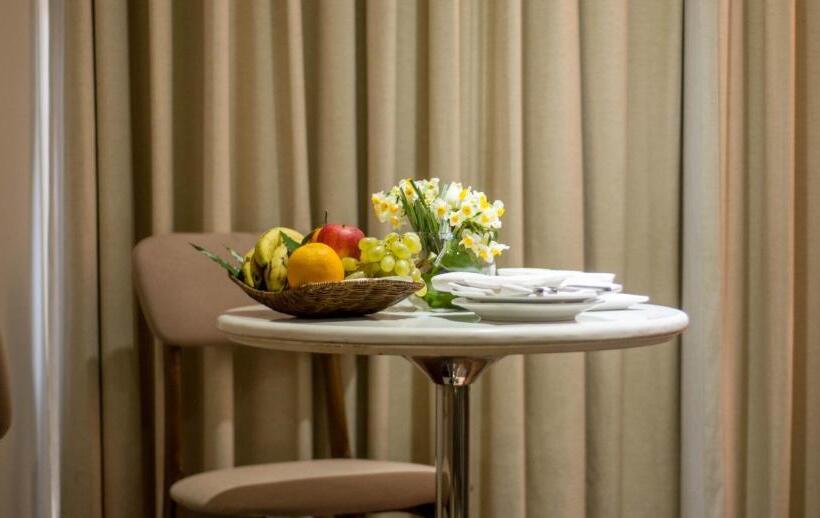 اتاق لوکس با تخت بزرگ, Dgates