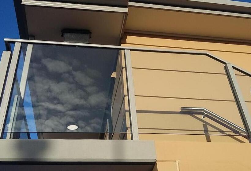 استودیوی استاندارد, Stopforths Motel