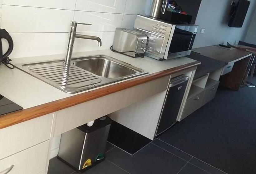 استودیوی استاندارد, Stopforths Motel