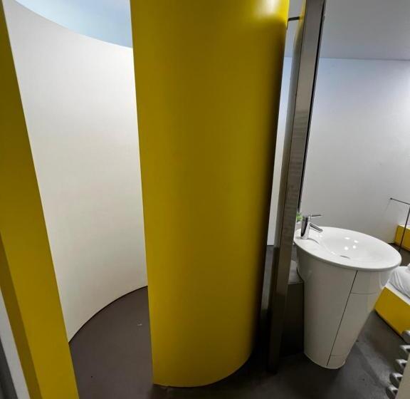 Camera Quadrupla Standard, Chromotel Self Check In