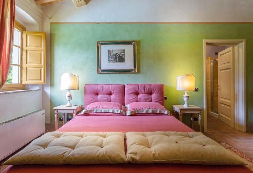 اتاق لوکس با چشم‌انداز استخر, La Dimora Dell Inventore Luxury B&b