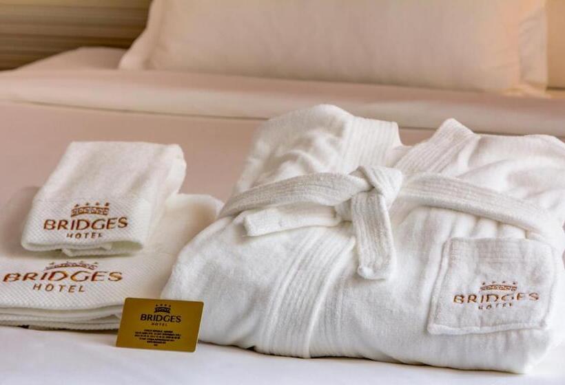 اتاق لوکس, Bridges