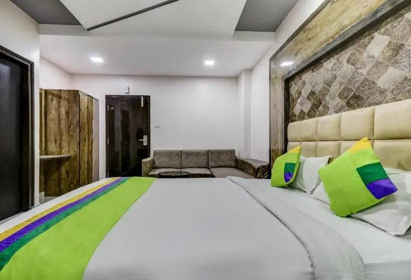 デラックスルーム, Treebo Sahara Suites