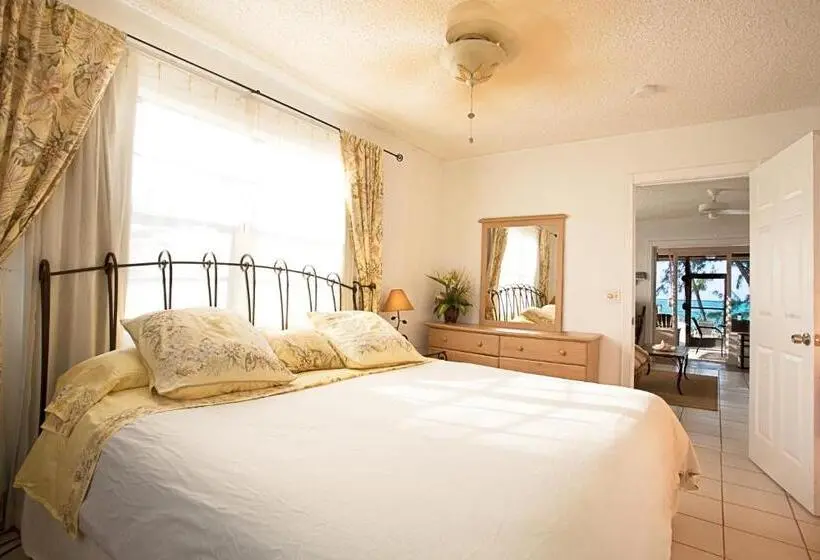 Deluxe Suite King Bed, Hollywood Beach Suites Turks And Caicos