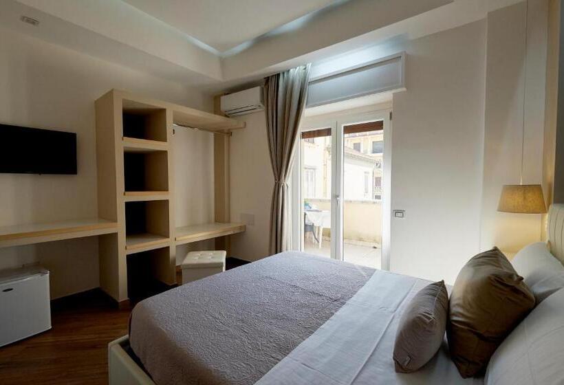 اتاق استاندارد سه تخته با بالکن, 360 Hospitality