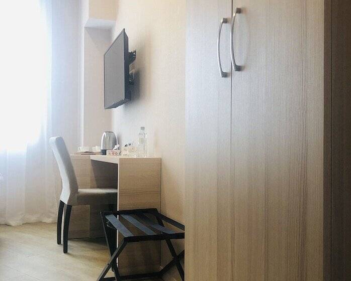 Camera Economy, 4guest