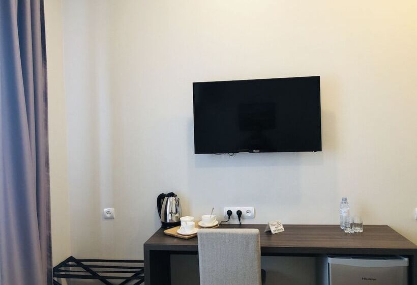 Camera Economy, 4guest