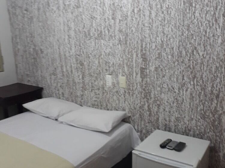 标准单人间, Araca