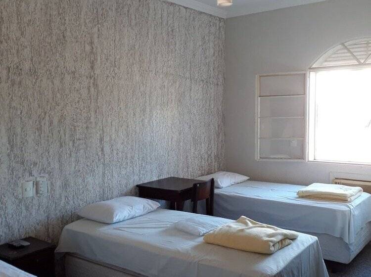 标准三人间, Araca