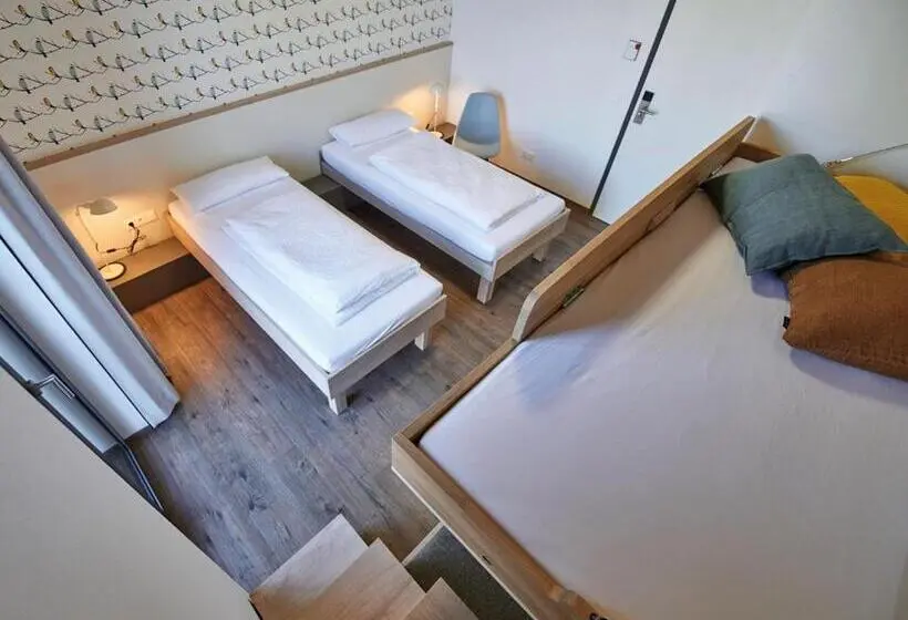 Standard Neljän Hengen Huone Jaettu Kylpyhuone, Radhotel Am Gleis