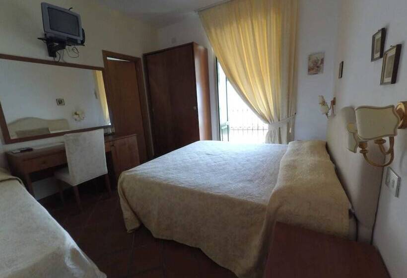 חדר סטנדרט לשלושה, Caterina House Nel Borgo Piú Bello D Italia