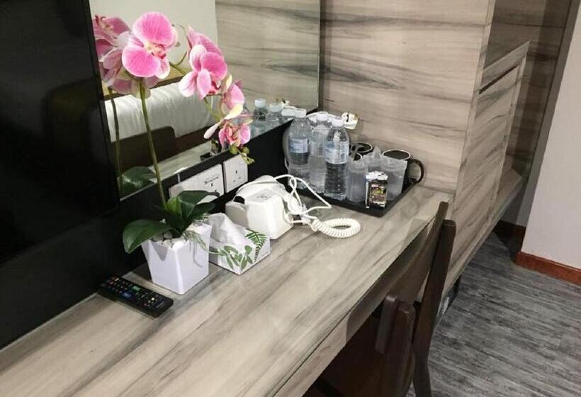 带大床的豪华间, Meriton Inn