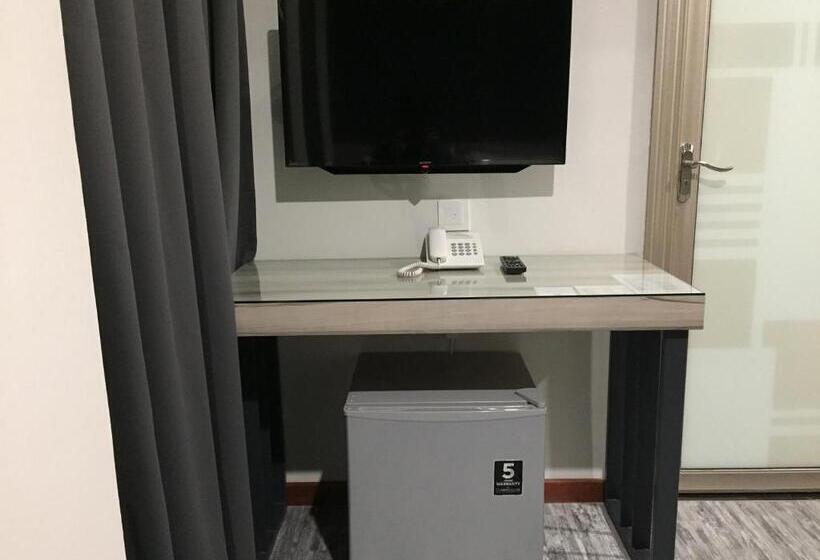 带大床的豪华间, Meriton Inn