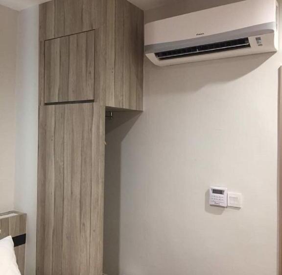 带大床的标准间, Meriton Inn