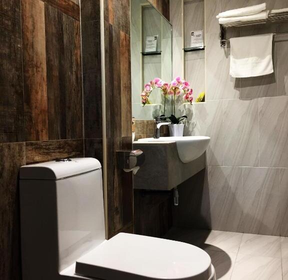 带大床的豪华间, Meriton Inn