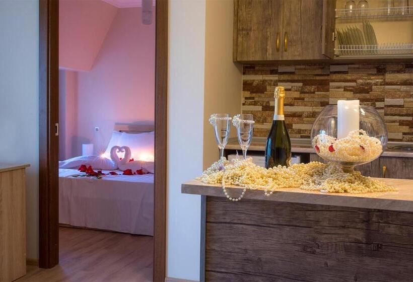 דירה בת חדר שינה 1 עם מרפסת, Royal House