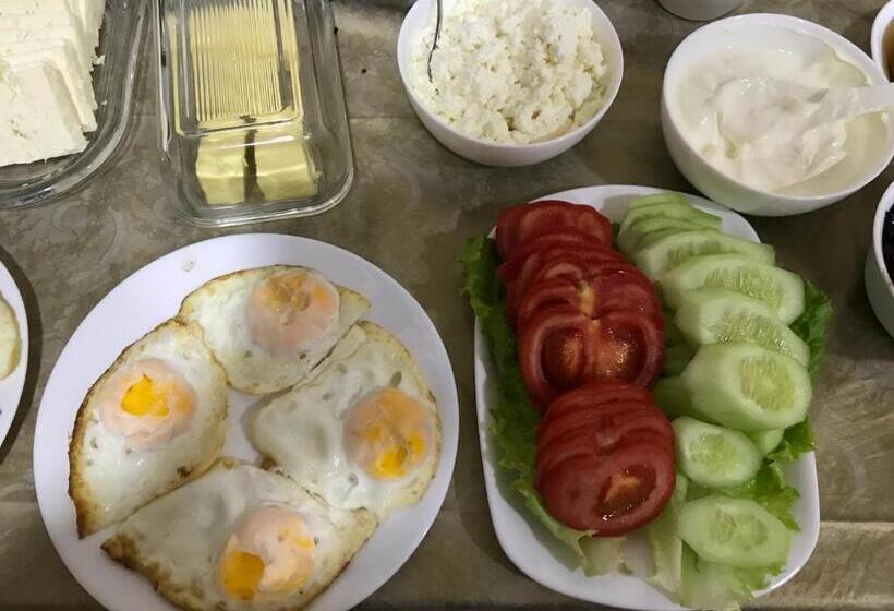 חדר משפחתי, Royal House