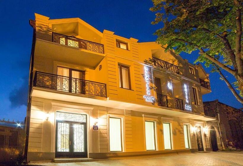 חדר סטנדרט לארבעה, Royal House