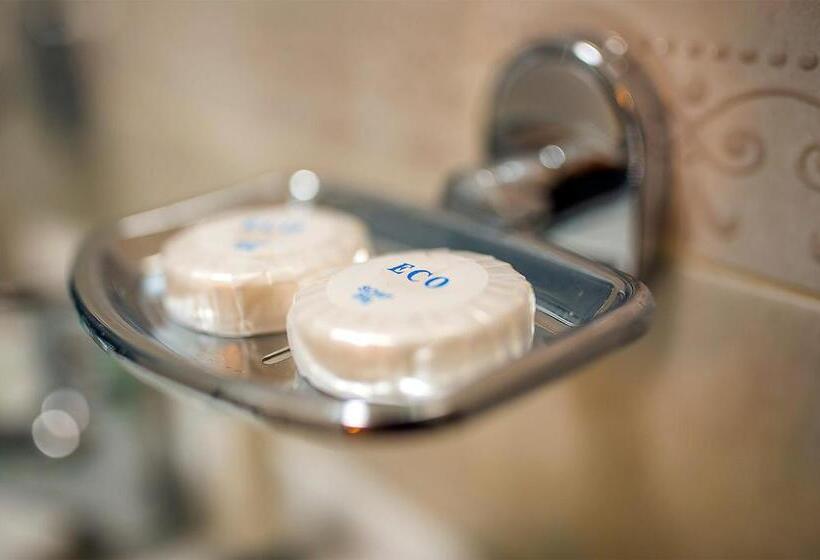 חדר סטנדרט לשלושה עם נוף לבריכה, Royal House