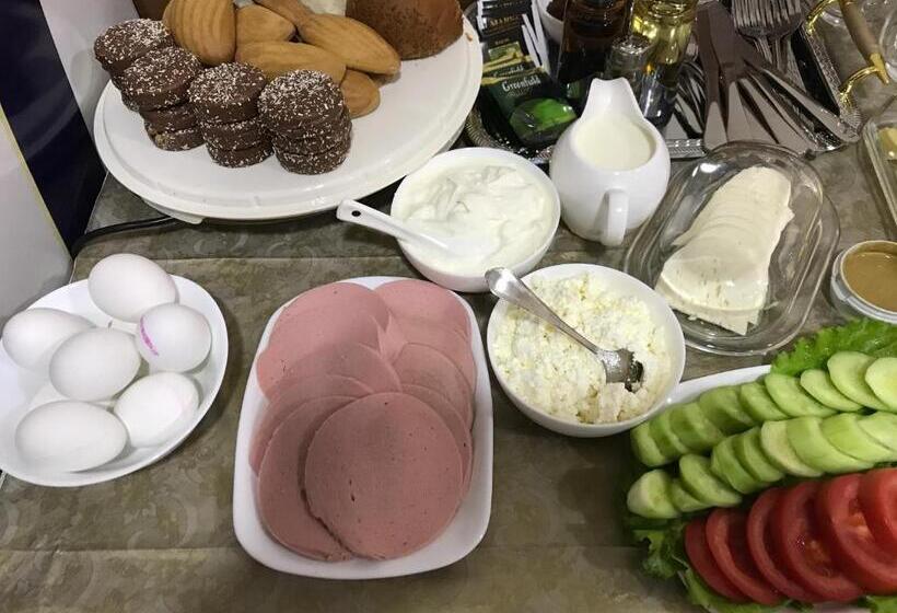 חדר סטנדרט לשלושה עם נוף לבריכה, Royal House