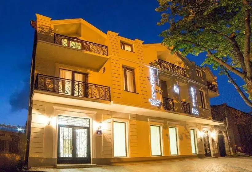 اتاق استاندارد سه تخته با چشم‌انداز استخر, Royal House