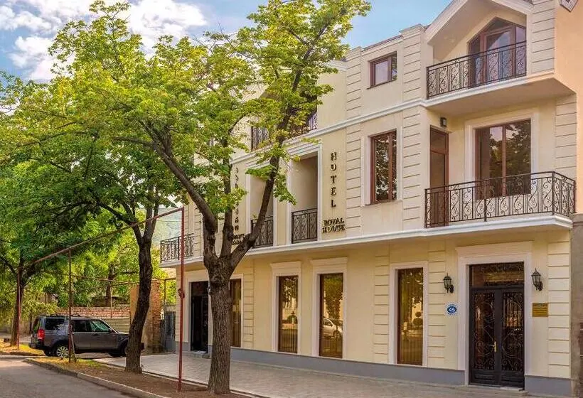 اتاق استاندارد سه تخته با چشم‌انداز استخر, Royal House