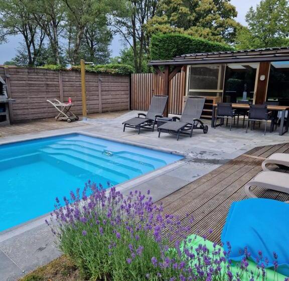 بنجلو قياسى مطلّ علي الحديقة, Wellness Hasselt B&b