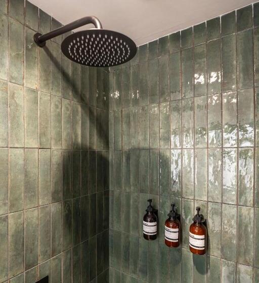 اتاق استاندارد, The Bear And Ween