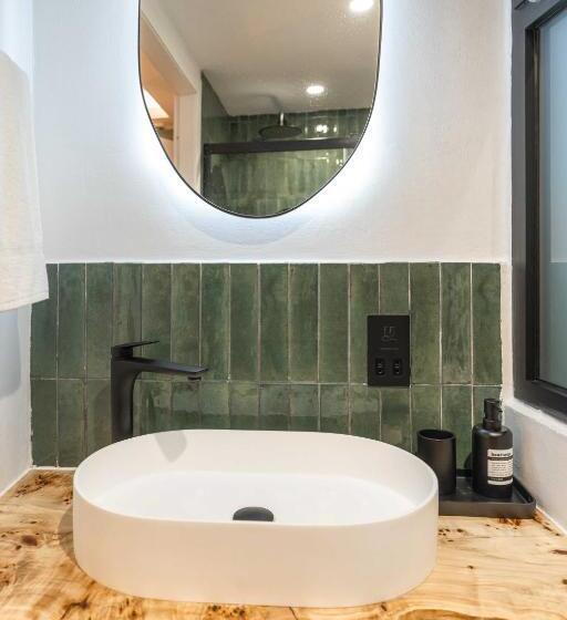 اتاق استاندارد, The Bear And Ween