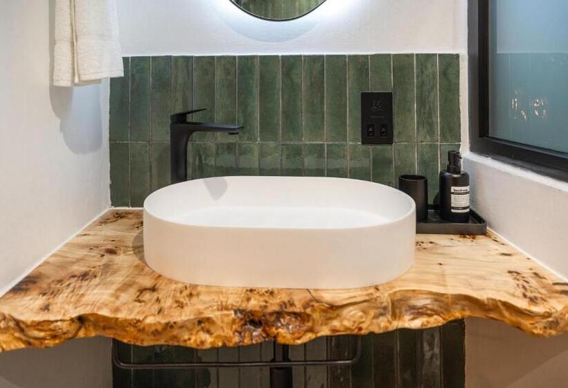 اتاق استاندارد, The Bear And Ween