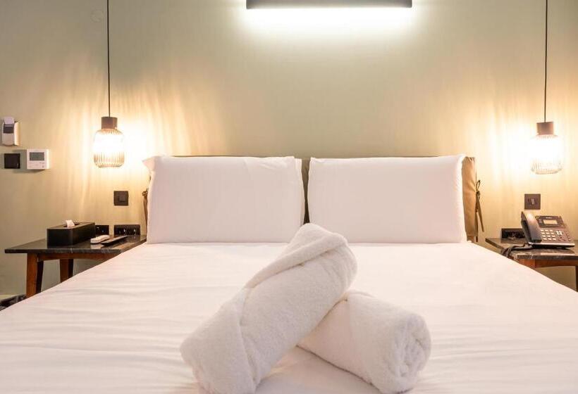 اتاق استاندارد, The Bear And Ween