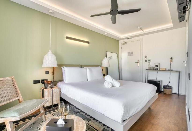 اتاق استاندارد با بالکن, The Bear And Ween