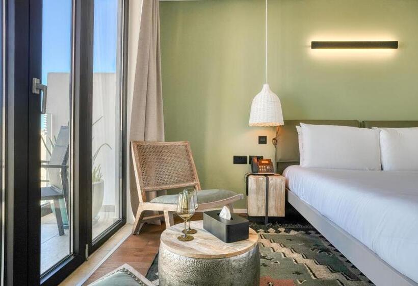 اتاق استاندارد با بالکن, The Bear And Ween