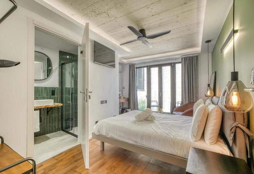 اتاق استاندارد با بالکن, The Bear And Ween