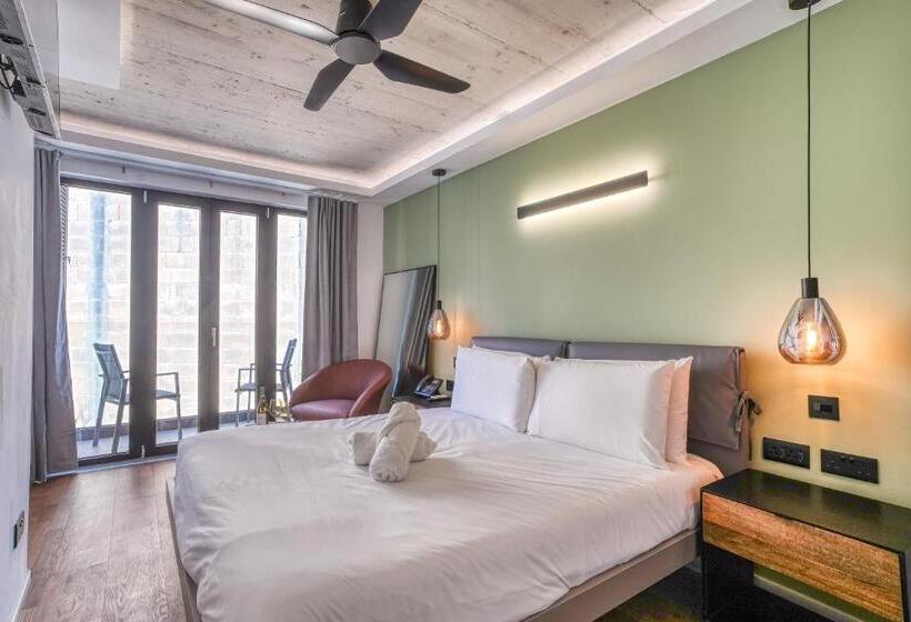 اتاق استاندارد با بالکن, The Bear And Ween