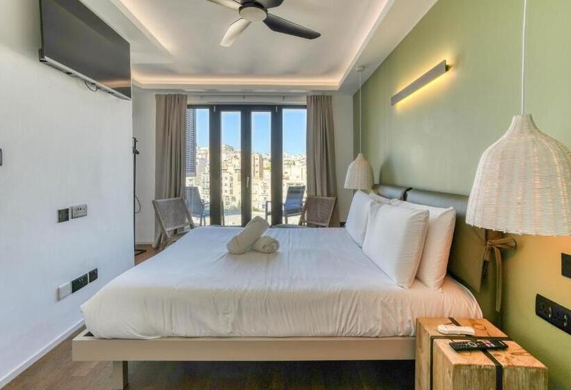 اتاق استاندارد با بالکن, The Bear And Ween